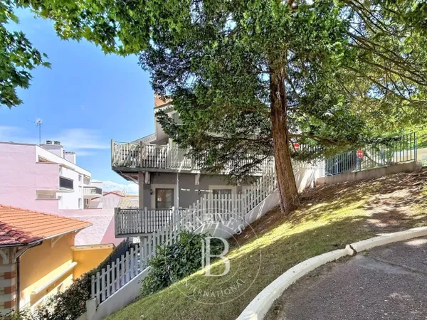 MAISON AVEC APPARTEMENT INDÉPENDANT ET PISCINE COUVERTE EN VILLE