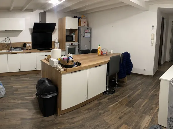 Maison avec terrasse, jardin et garage