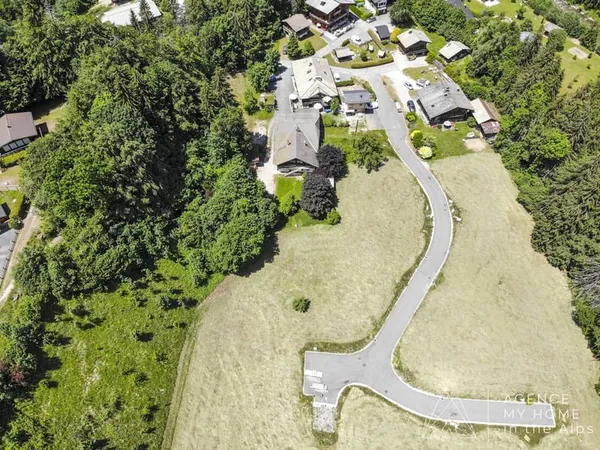 Terrain à bâtir destiné à la construction