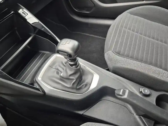 Peugeot 208 puretech 100 s&amp;s bvm6 — photo 13