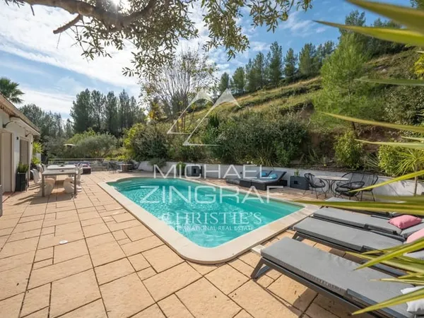 Maison avec piscine au calme absolu en pleine colline
