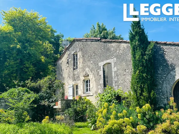 Maison d'habitation composée de 3 chambres,2 salons, cuisine, piscine, dépendance