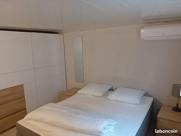 Chambre meublée avec salle d'eau et wc privatifs chez l'habitant