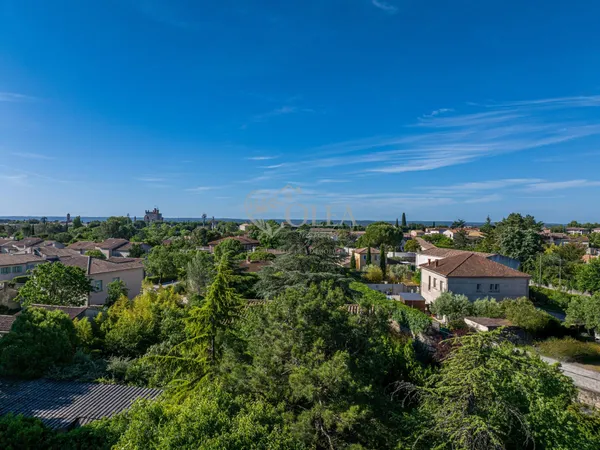 Rooftop Uzes à pied 120m² avec terrasse vue sur le Duché