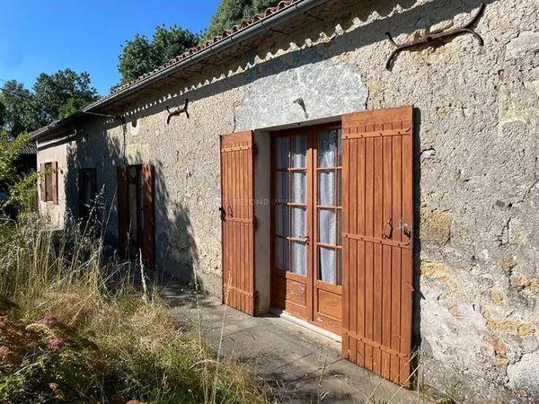 Ancien corps de ferme à rénover avec 2 hectares