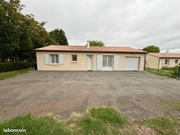 Maison récente 96 m² avec 3 chambres, garage et terrain de 860 m² - Agris