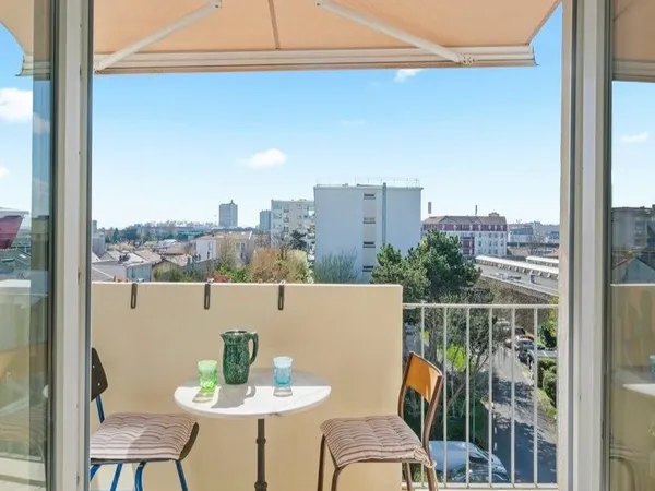 Appartement 2 chambres et balcon Les Lilas