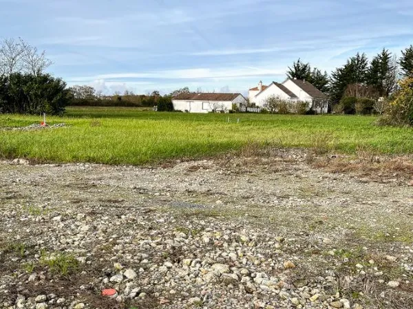 Terrain à bâtir de 350 m² à SAINT-HILAIRE-DE-CHALEONS (44)