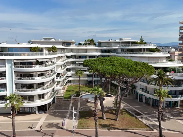 FREJUS PLAGE T2 GRANDE TERRASSE VUE MER DOUBLE GARAGE