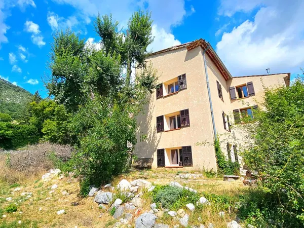 Maison de caractère rénovée avec goût . Vue panoramique . Bargème (Var)