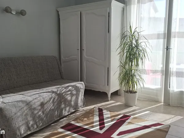 Confortable F.1. Meublé et rénové, avec balcon, cave, parking aisé,
