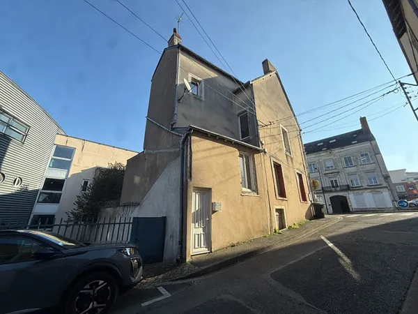 Immeuble CHATEAUROUX 2 appartements (T2 et T5) + local commercial