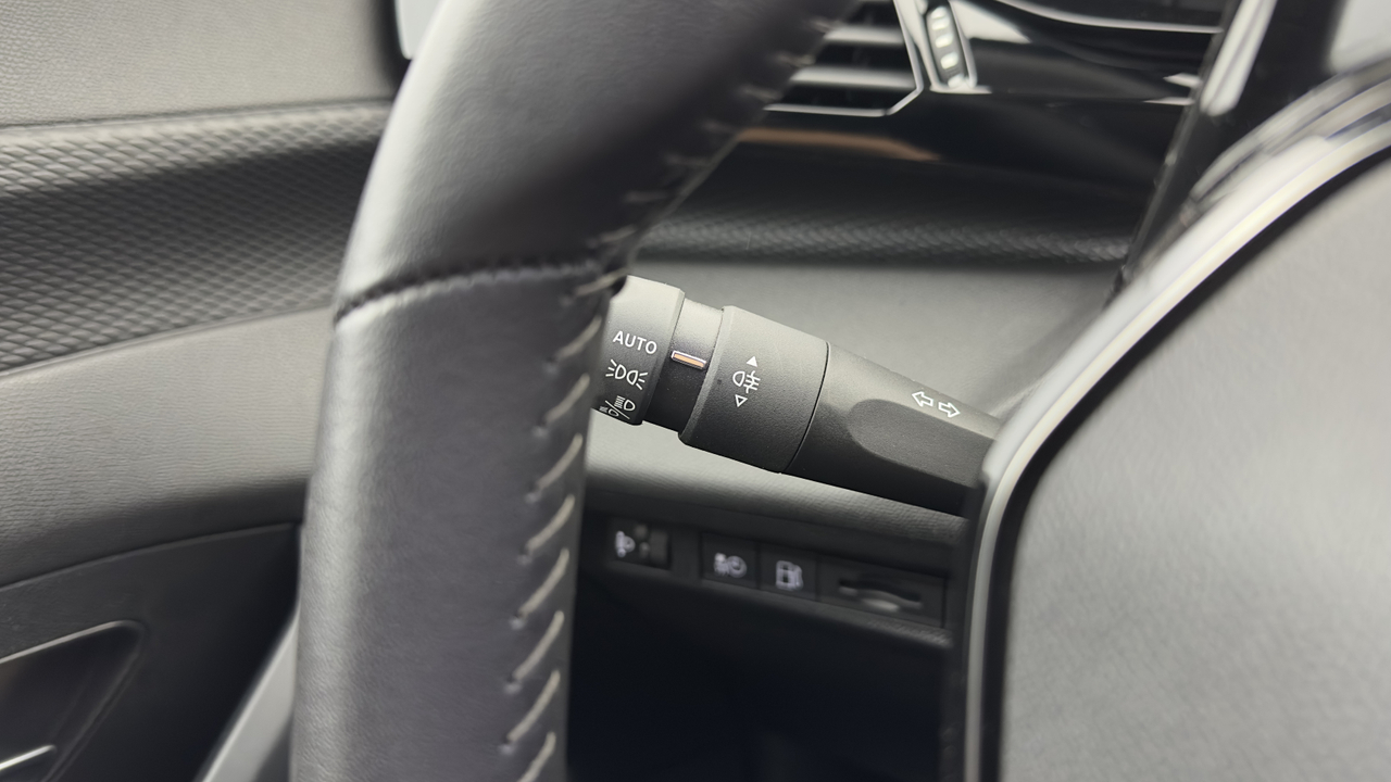 Peugeot 308 SW PHEV 180 e-EAT8 — photo 14