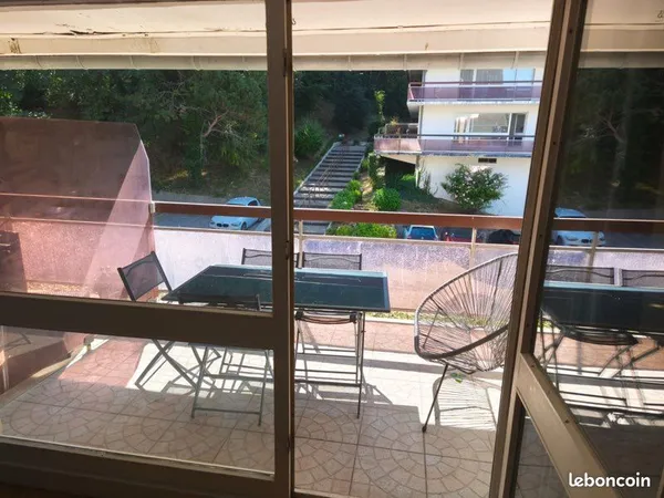 Studio - Meublé - avec balcon, parking & cave