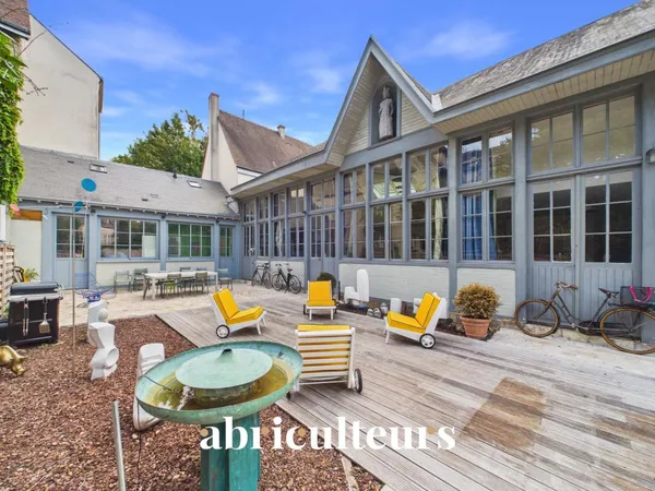 Maison de 250 m² au calme absolu avec terrasse d'exception et studio indépendant Coeur de ville proc