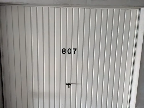 Garage box fermé sécurisé