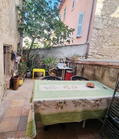 A voir Draguignan centre F3 de 95m traversant avec terrasse