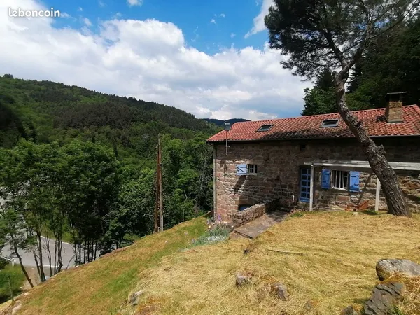 Maison en pierre de caractère - 140 m² habitables + sous-sol - Terrain de 10 300 m² - 149 000