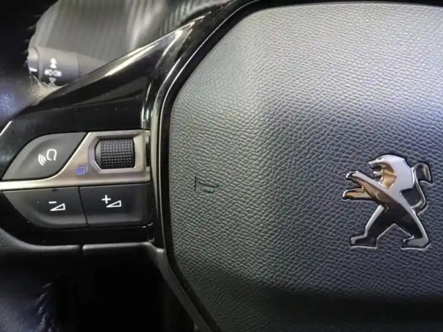 Peugeot 2008 1.2 puretech 130ch s&amp;s allure pack — photo 13
