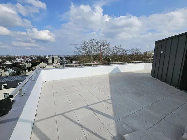 T4 TRAVERSANT EN ETAGE 55ME DE TERRASSE PARKING
