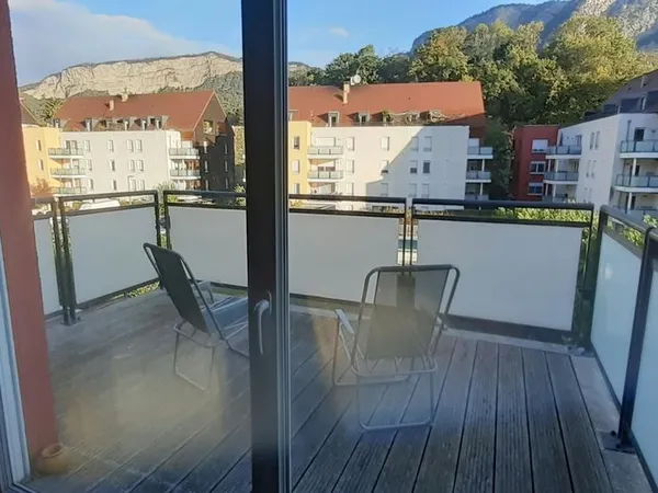 À LOUER - T2 de 46,48 m² avec balcon, vue montagnes, parking et piscine - Bonneville