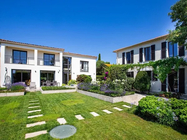 Villa 10 pièces 270 m²
