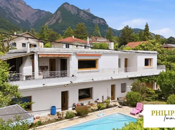 Maison de plain-pied 6 pièces 236 m²