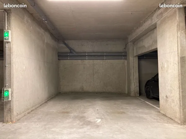 Spacieux parking en sous-sol (18m2)