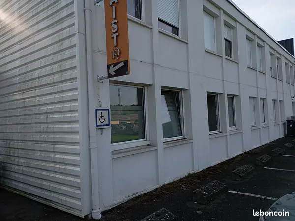 Bureau et espace de travail Location Objat 4p 55m² 600€