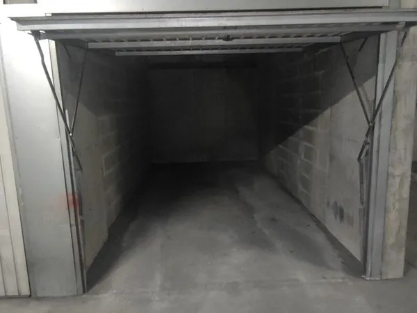 Box fermé pour stationnement citadine + moto