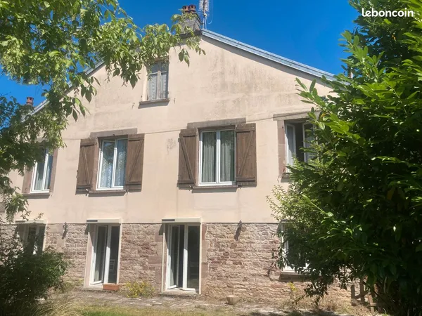 Maison de caractère 120 M2 au coeur de Luxeuil, jardin arboré et clos 375 m2. Grenier, combles aména