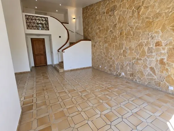 Antibes secteur Fontmerle, 3P Duplex Vide 98.07²m climatisé rénové, RDJ Expo Sud, 2 PK