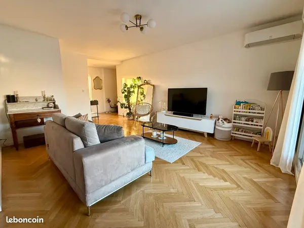 Appartement t3 proche république avec terrasse, cave et parking