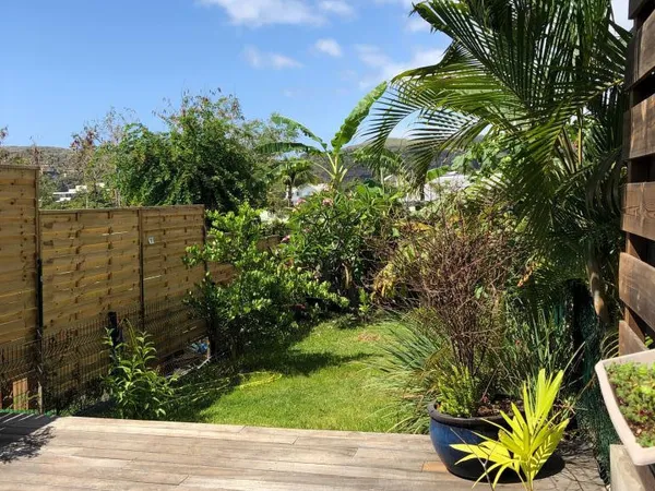 ST GILLES LES BAINS APPT T3 REZ DE JARDIN