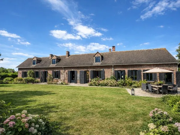 Vends maison 260m² avec nombreuses dépendances + 3700m² de jardin à 90km de Paris et 12km de Pacy-su