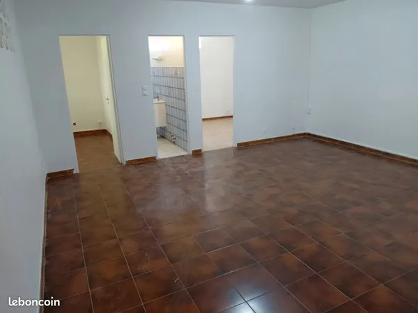 LOCAL de 77 m² A LOUER