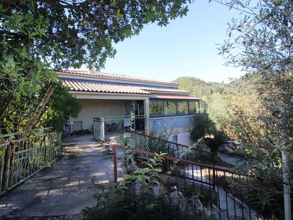 VILLA VOLUME 180 M2 SUR UN TERRAIN DE 4538 M2.