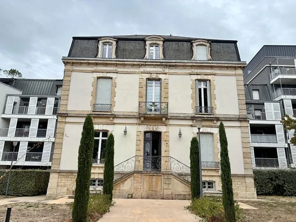 APPARTEMENT TYPE 2 DANS UNE BELLE BATISSE ANCIENNE RENOVE