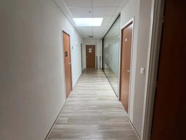 Nîmes, Ville Active, Valmedica, plateau 212m² de 7 bureaux, salle d'attente, sanitaires, salle de re
