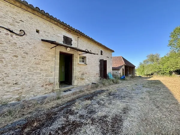 Charmant ensemble immobilier comprenant une grange et des dépen