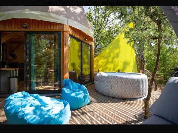 Lodge en bois en pleine nature