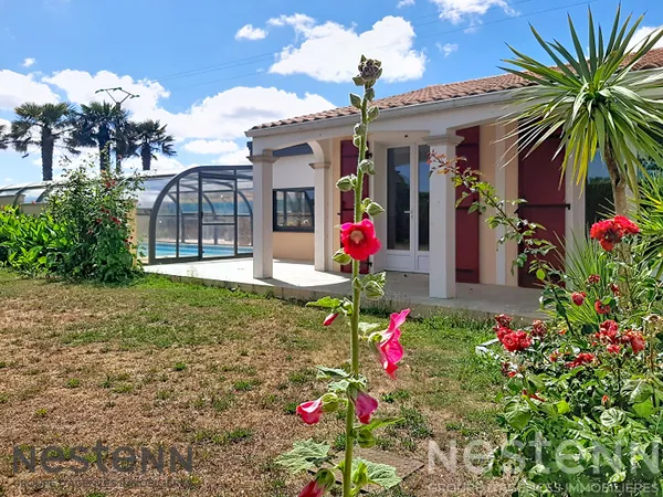 A vendre au Gua, maison 214 m², 6 pièces, studio indépendant, garage et piscine couverte, sur un ter