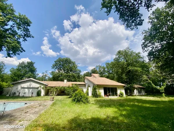 Superbe maison de 340 m2 au calme au milieu d'un parc de 4444 m2