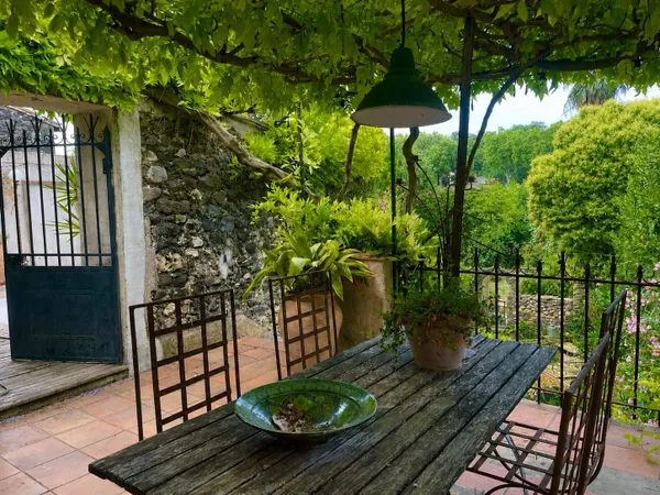 MAISON DE CARACTERE AVEC SUPERBES JARDINS ET VUE