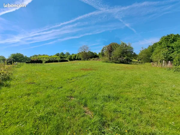 Grand terrain constructible, viabilisé, disponbile, 1900 m² , pour vivre à la campagne au calme tout