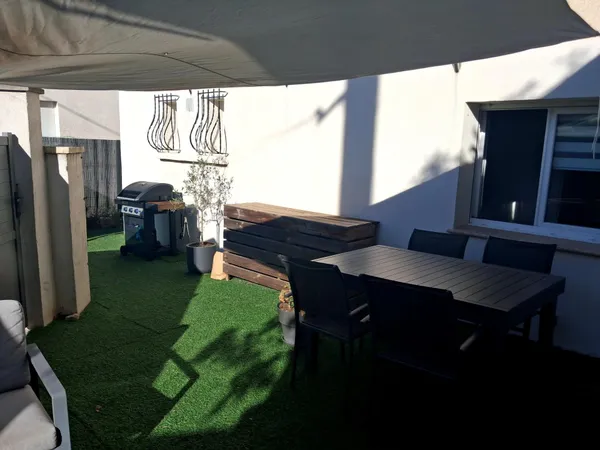 Bas de villa avec exterieur et place de parking