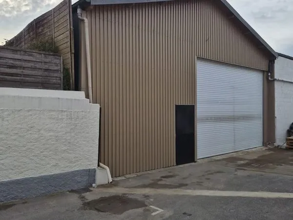 À louer - Entrepôt 165 m² avec bureaux et parkings - Emplacement stratégique