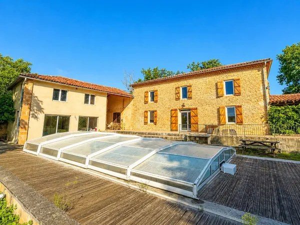 Ferme rénovée avec gîte, piscine, jardin clos et vues panoramiques