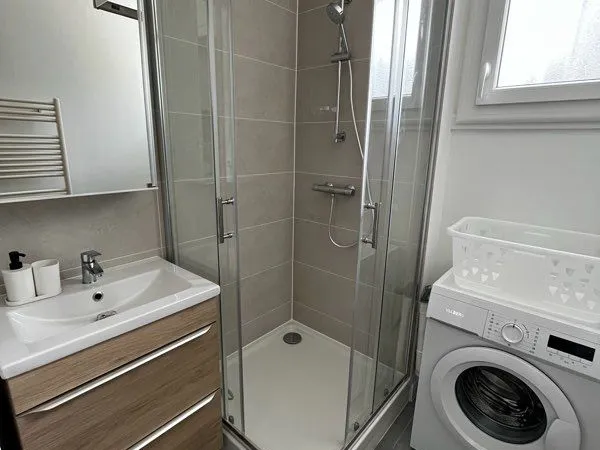 Grande chambre dans colocation