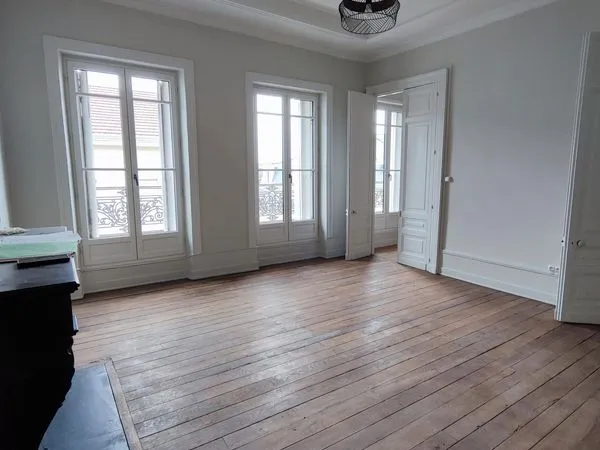 Location de bureaux professionnels avec ascenseur - Climatisation - Espaces partagés équipés